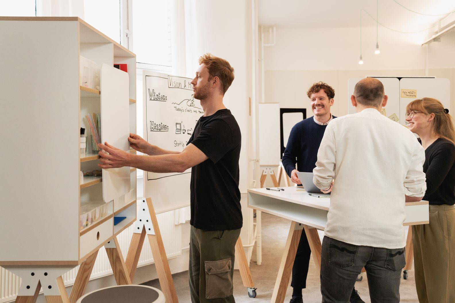 What if We Fly Taskboard B 120 cm Whiteboard Medium Medienwand Interstuhl